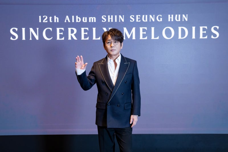 <b>35주년</b> <b>신승훈</b> "과거 영광 꺼내진 않겠다…은퇴 없이 진행형"