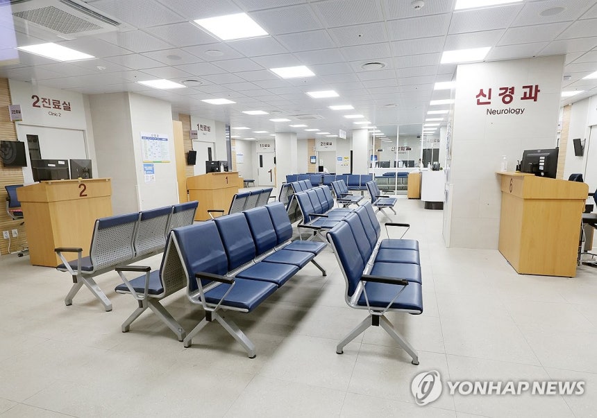 '집단휴진'에 한산한 전남대병원 환자 대기실
[연합뉴스 자료사진]