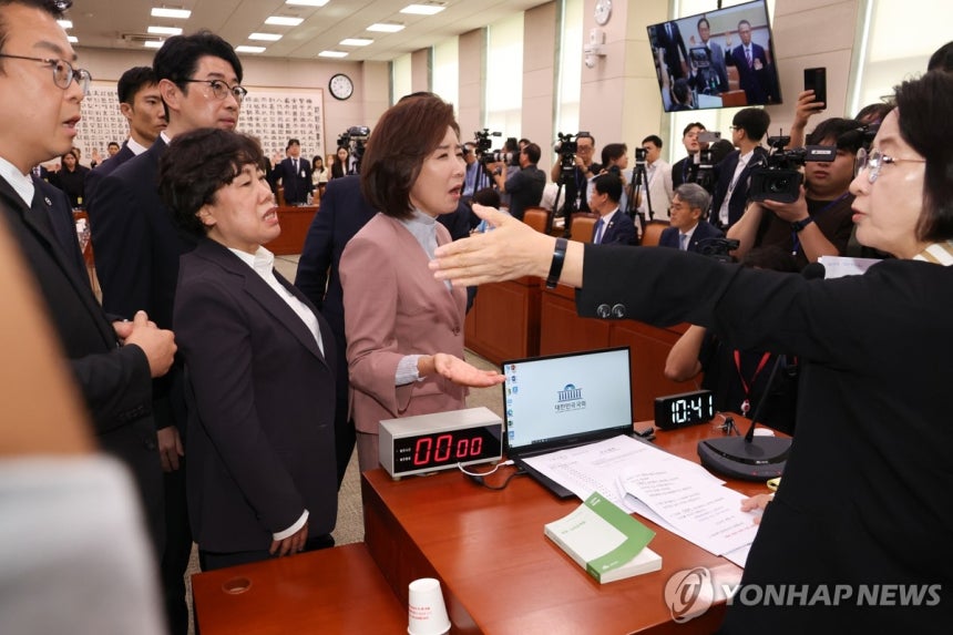 질서유지권 발동에 항의하는 국민의힘 의원들 (서울=연합뉴스) 김주성 기자 = 22일 국회 법제사법위원회에서 국민의힘 나경원 의원 등 위원들이 추미애 위원장의 질서유지권 발동에 항의하고 있다. 2025.9.22 utz