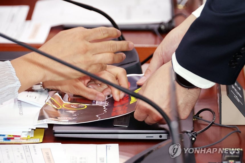 피켓 철거 거부하는 국민의힘 의원들 (서울=연합뉴스) 김주성 기자 = 22일 서울 여의도 국회 법제사법위원회에서 열린 