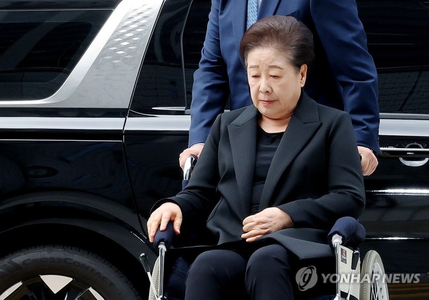 '정교유착 혐의' 한학자 총재, 휠체어 타고 법정으로
(서울=연합뉴스) 임화영 기자 = 윤석열 정권과 통일교가 연관된 '정교유착 국정농단' 의혹을 받는 한학자 통일교 총재가 22일 서울중앙지법에서 구속 전 피의자 심