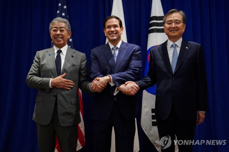 <b>한미일</b> 외교장관 "한반도 비핵화 원칙·대북 억제태세 견지"
