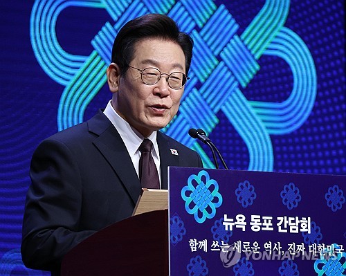 李大統領は22日(現地時間)、米ニューヨークで開かれた在米韓国人との懇談会に出席した=22日、ニューヨーク(聯合ニュ