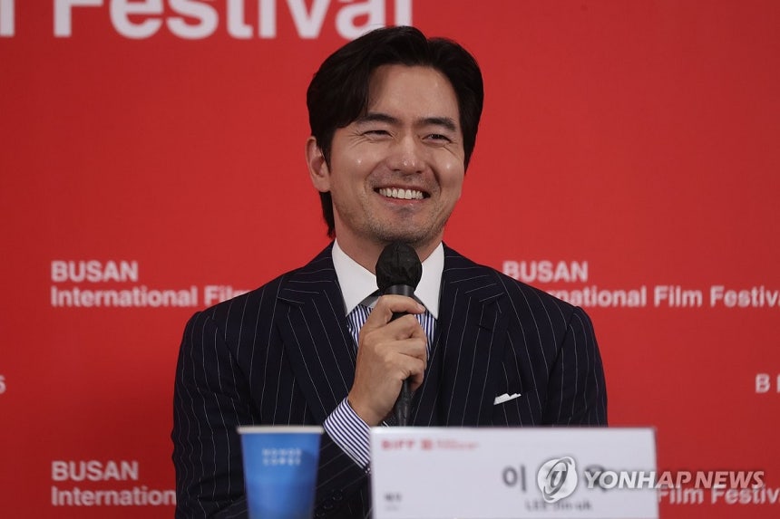 인사말하는 이진욱
(부산=연합뉴스) 류효림 기자 = 배우 이진욱이 23일 부산 해운대구 우동 영화의전당에서 열린 제30회 부산국제영화제 경쟁 부문 '실연당한 사람들을 위한 일곱 시