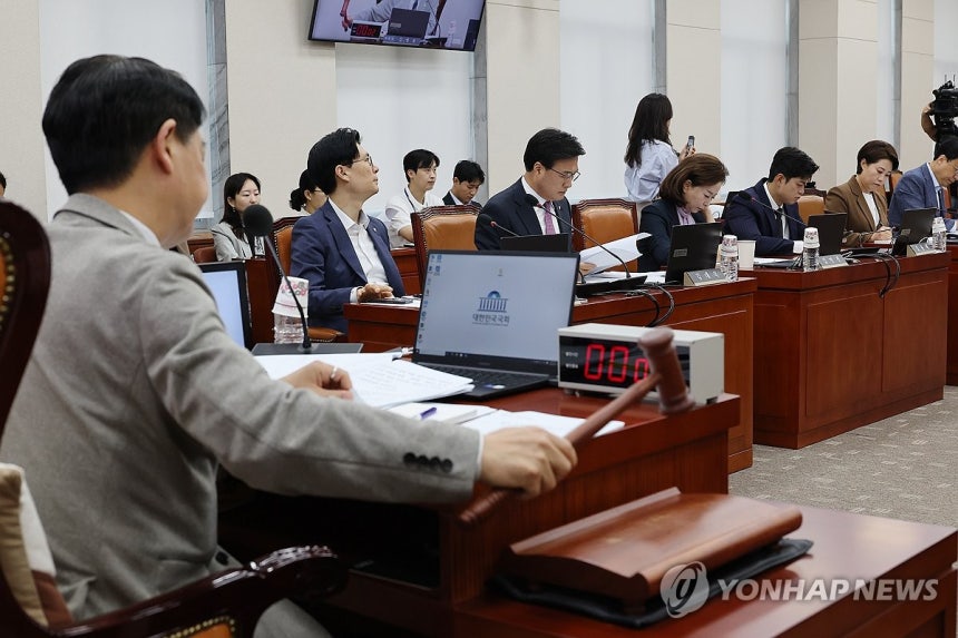교육위원회 전체회의
(서울=연합뉴스) 박동주 기자 = 23일 서울 여의도 국회에서 열린 교육위원회 전체회의에서 김영호 위원장이 의사봉을 두드리고 있다. 2025.9.23 pdj66