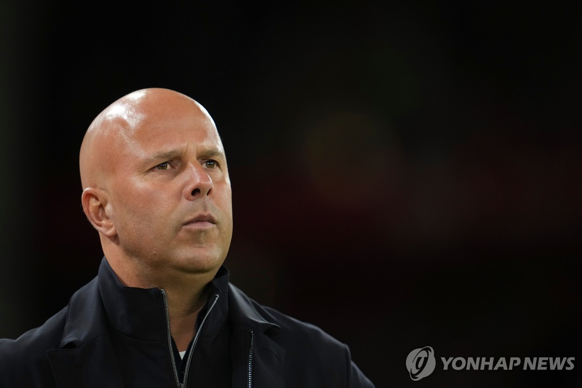 <b>에키티케</b> '<b>탈의 퇴장</b>'에 EPL 리버풀 감독 "불필요하고 멍청"