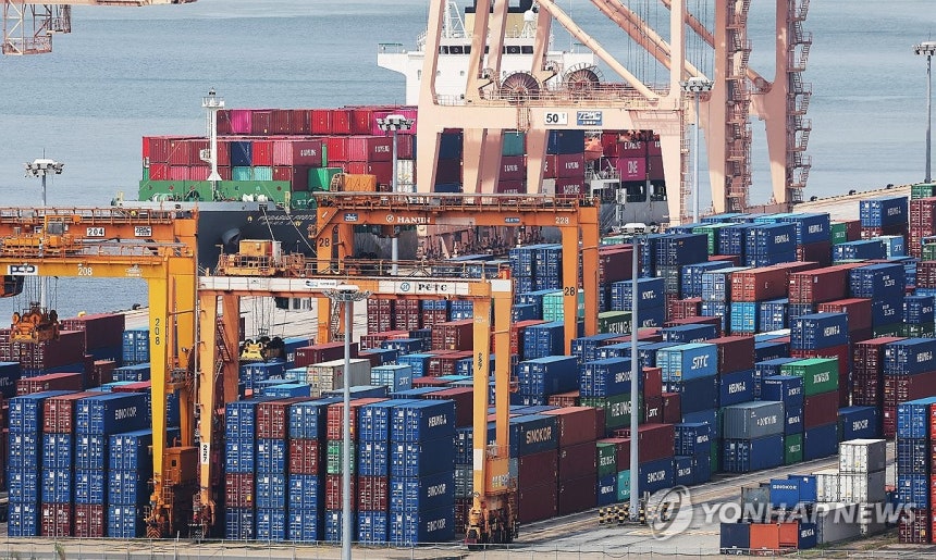 In 2023, the share of services in the Korean economy increased while dependency on trade decreased. (Pyeongtaek=Yonhap News) Reporter Hong Gi-won. The photo shows containers piled up at Pyeongtaek Port, Gyeonggi-do, on the same day. 2025.9.4 xanadu@yna.co.kr