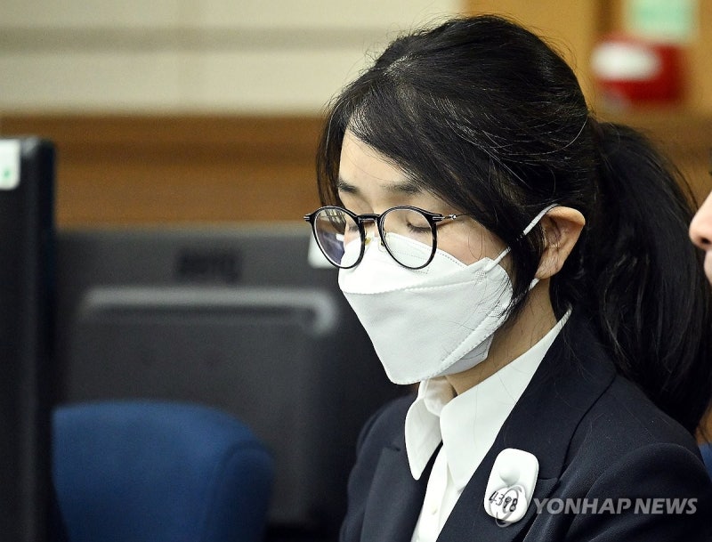 '영부인 <b>첫</b> 구속기소' <b>김건희</b> 40분간 <b>첫재판</b>…모든 혐의 부인