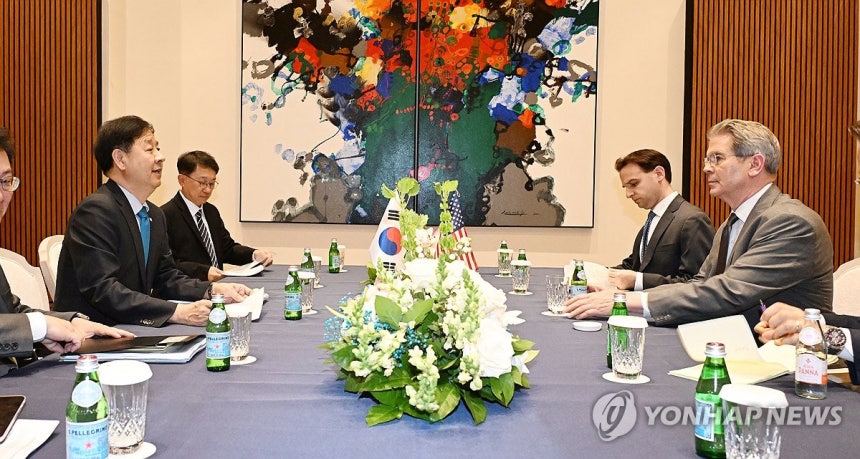 구윤철 부총리, 미국 재무장관 면담
(서울=연합뉴스) 구윤철 경제부총리 겸 기획재정부 장관이 24일(현지시간) 미국 뉴욕 주유엔 대한민국대표부에서 스콧 베센트 미국 재무장관과 면담