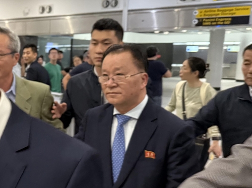 ジョン・F・ケネディ国際空港に到着したキム氏=25日、ニューヨーク(聯合ニュース)