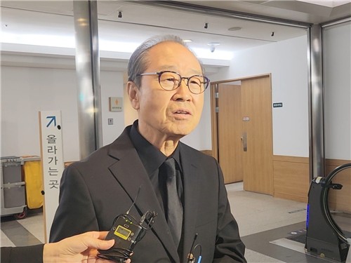 故 전유성의 빈소를 찾은 방송인 이상벽
(서울=연합뉴스) 고가혜 기자 = 방송인 이상벽이 26일 서울아산병원에 마련된 故 전유성의 빈소 앞에서 취재진의 인터뷰에 응하고 있다. 2025.09.26