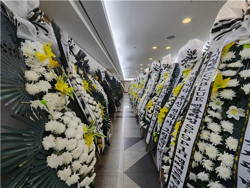 故 전유성 빈소 앞에 비치된 화환들
(서울=연합뉴스) 고가혜 기자 = 서울아산병원에 마련된 故 전유성 빈소 앞에 화환들이 비치돼 있다. 2025.09.26 