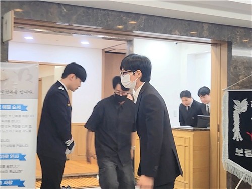 故 전유성의 빈소를 떠나는 개그맨 유재석과 지석진
(서울=연합뉴스) 고가혜 기자 = 개그맨 유재석과 지석진이 26일 故 전유성을 조문한 뒤 빈소를 떠나고 있다. 2025.09.26