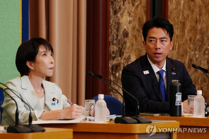 고이즈미 농림수산상(오른쪽)과 다카이치 전 경제안보담당상
[AFP 연합뉴스 자료사진. 재판매 및 DB 금지]