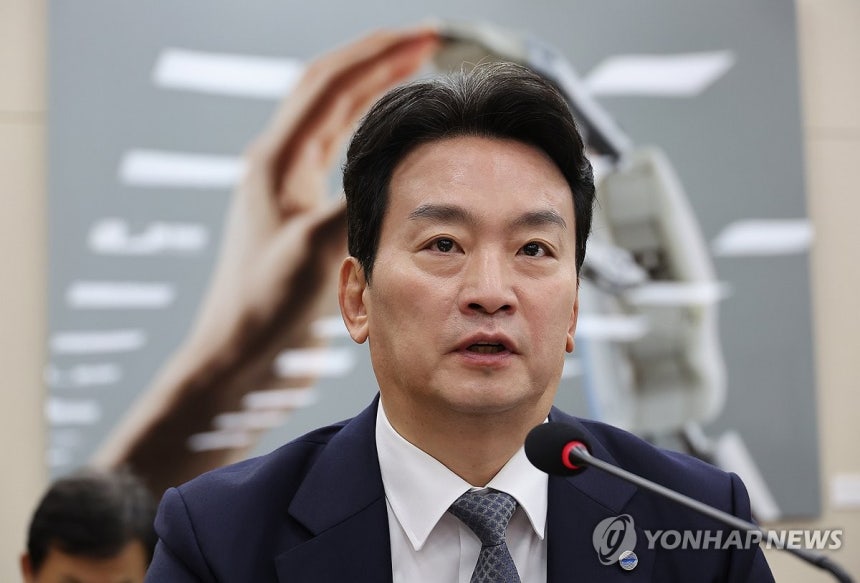 질의에 답변하는 박장범 KBS 사장 (서울=연합뉴스) 박동주 기자 = 26일 서울 여의도 국회에서 열린 과학기술정보방송통신위원회 전체회의에서 박장범 KBS 사장이 질의에 답변하고 있다. 2025.8.26 pdj663