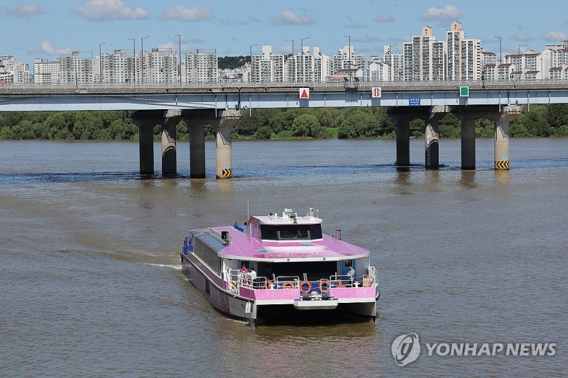 마곡→잠실 <b>한강버스 방향타</b> 이상으로 회항…승객 70명 하선(종합)