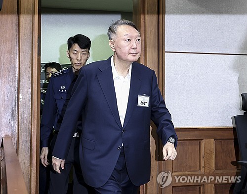 Former President Yoon Suk Yeol enters a courtroom at the Seoul Central District Court in the capital