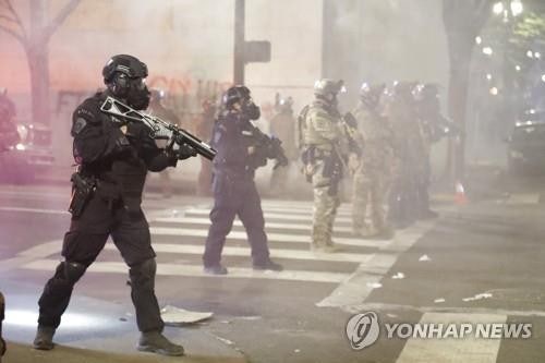 <b>트럼프</b> "<b>포틀랜드</b>에 軍병력 제공…다른 이민자 구금시설에도"