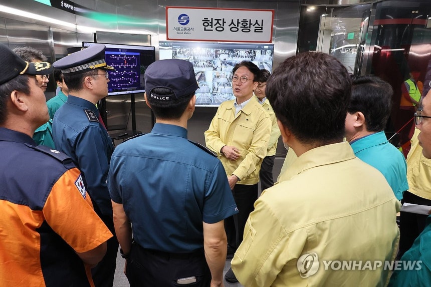 서울세계불꽃축제 안전대책 점검 나선 김민석 국무총리
(서울=연합뉴스) 이정훈 기자 = 김민석 국무총리가 27일 서울세계불꽃축제 안전관리 점검차 서울 영등포구 여의나루역을 방문해 지