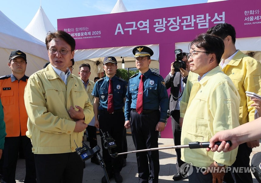 김민석 국무총리, 서울세계불꽃축제 안전관리 점검
(서울=연합뉴스) 이정훈 기자 = 김민석 국무총리가 27일 서울 영등포구 여의도 한강공원을 찾아 서울세계불꽃축제 안전관리 관련 보