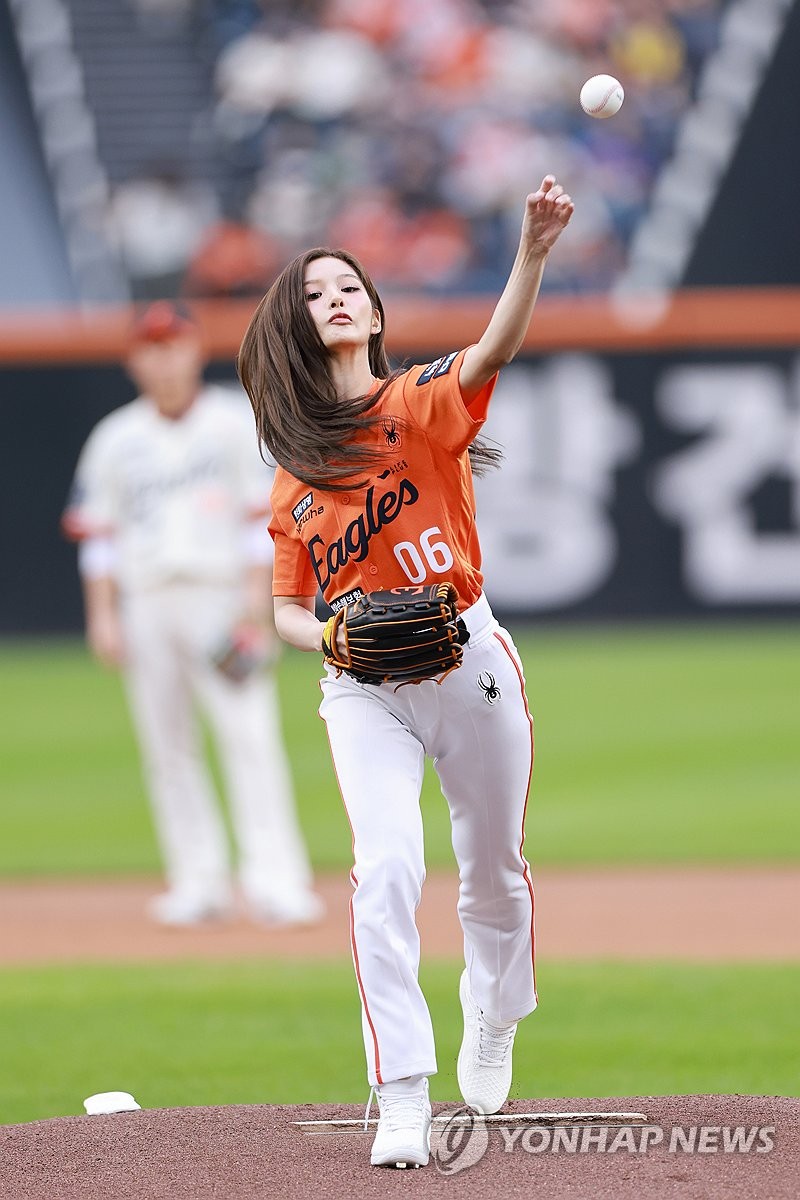 <b>시구</b>하는 <b>설윤</b>