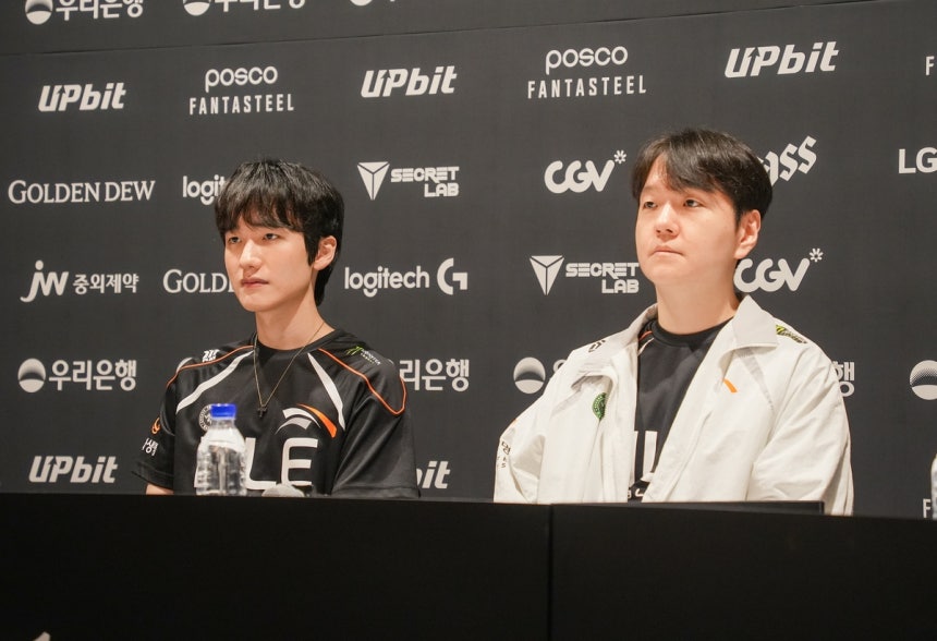 "월즈 기회 아직 남았다"
(영종도=연합뉴스) 김주환 기자 = 한화생명e스포츠 '피넛' 한왕호(왼쪽)과 최인규 감독이 28일 인천 영종도 인스파이어 아레나에서 열린 2025