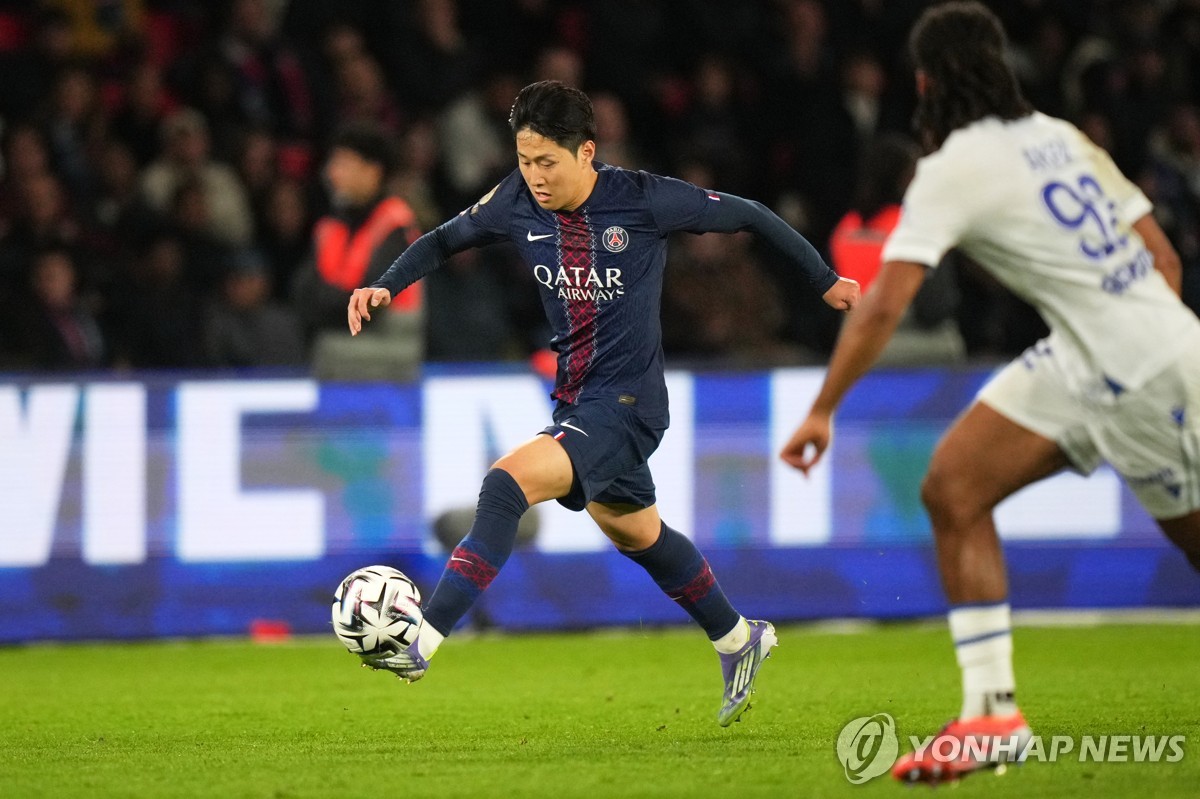 '<b>이강인</b> 선발＋두 골 관여' <b>PSG</b>, <b>오세르</b> 2-0으로 완파