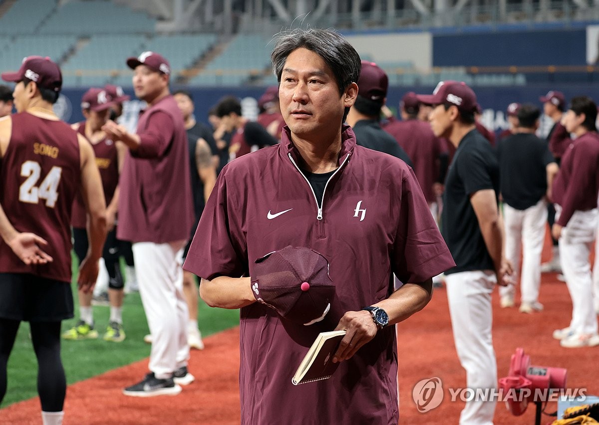 '대행' 탈출 성공한 키움 <b>설종진</b>…2년 총액 6억원에 <b>감독 선임</b>