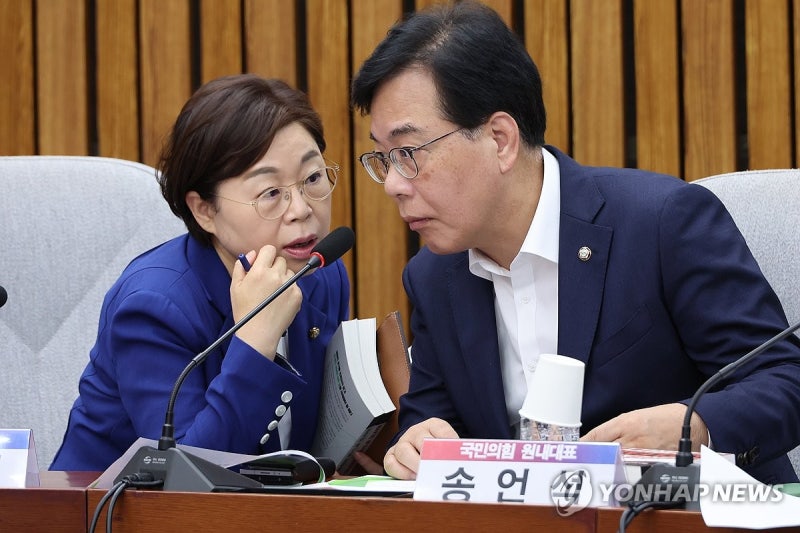 與 "'호남 불' 국힘 <b>김정재</b> 역대급 <b>망언</b>…물러나야"…제명 추진