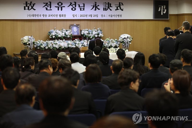 '코미디 대부' <b>전유성</b> 영면…"무대 위 혁신가이자 무대 뒤 스승"(종합)