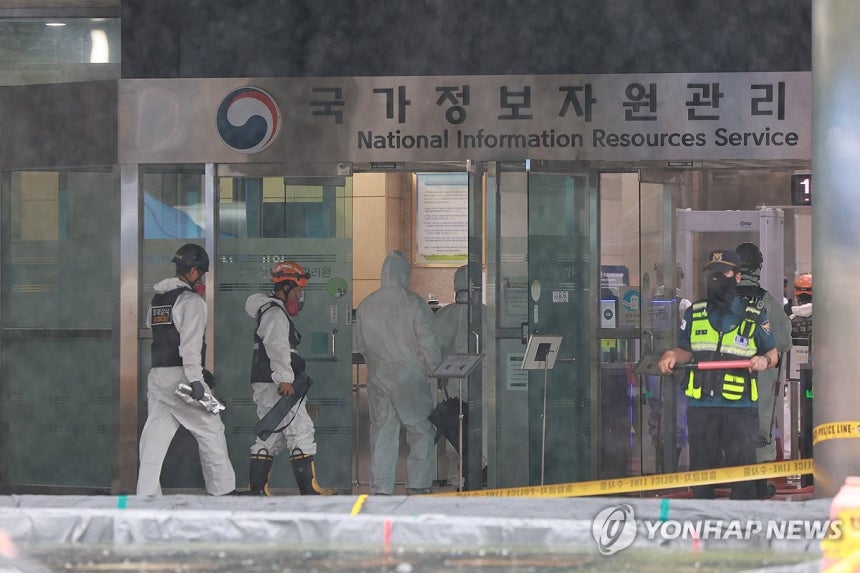 국정자원 화재 합동감식
(대전=연합뉴스) 신현우 기자 = 28일 대전 유성구 국가정보자원관리원 화재 현장에서 합동감식을 위해 소방, 경찰, 국립과학수사연구원 관계자들이 이동하고 있