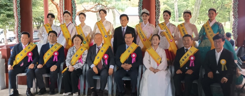 사선녀 선발대회 입상자들과 내빈들
[사선문화제전위원회. 재판매 및 DB 금지]