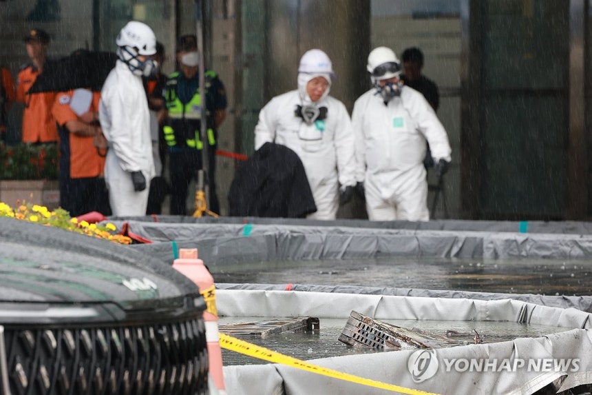 불에 탄 배터리 살피는 국과수 (대전=연합뉴스) 신현우 기자 = 28일 대전 유성구 국가정보자원관리원 화재 현장에서 국립과학수사연구원 관계자가 소화수조에 담긴 배터리를 살피고 있다.     지난 26일 정부 전산시스