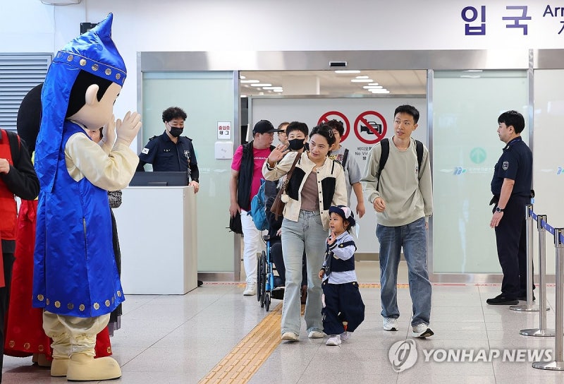 <b>입국</b>하는 <b>중국인</b> 단체 크루즈관광객들