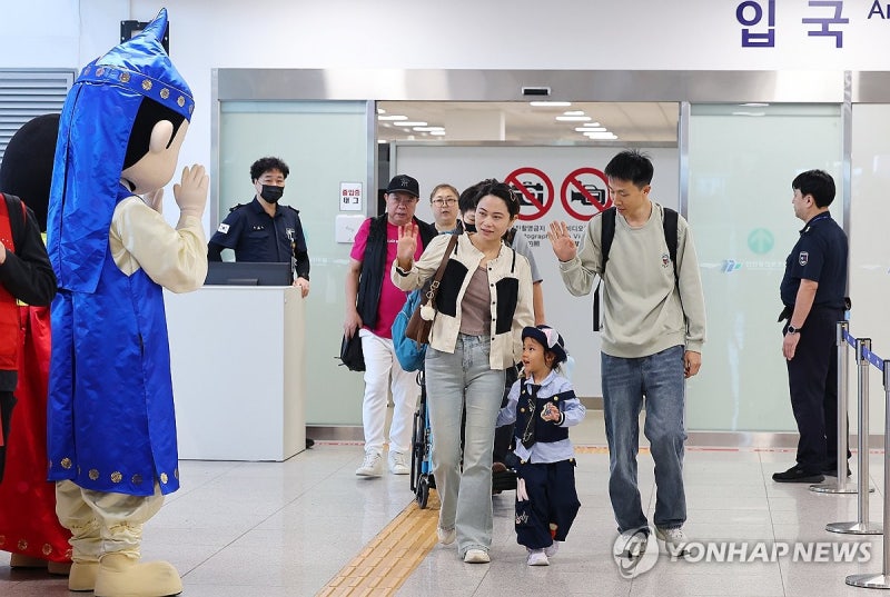 <b>입국</b>하는 <b>중국인</b> 단체 크루즈관광객들