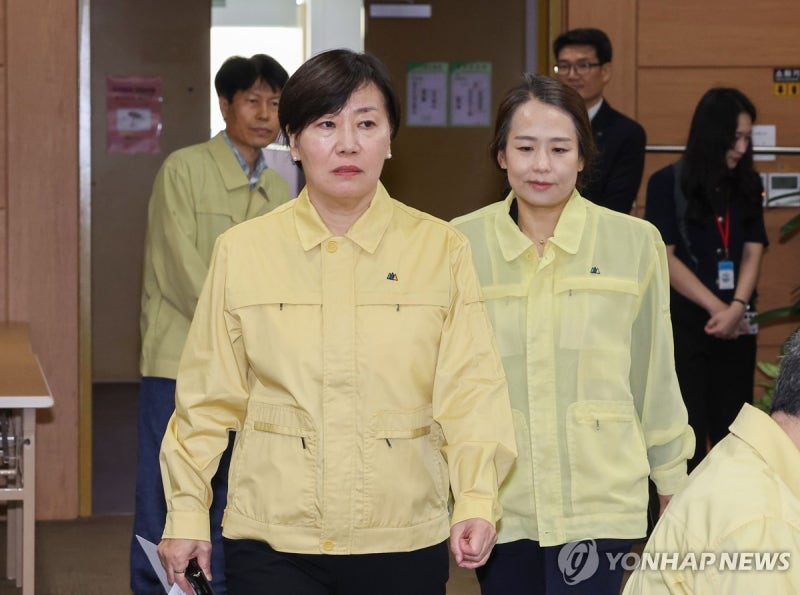 국정자원 <b>화재</b> 관련 점검회의 입장하는 <b>송미령</b> 농식품부 <b>장관</b>