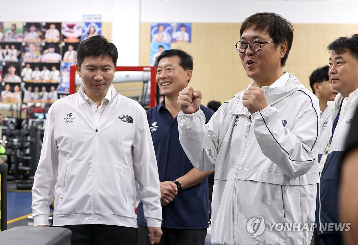 <b>최휘영</b> 문체부 <b>장관</b>, 진천<b>선수촌</b> 방문…국가대표 선수단 격려