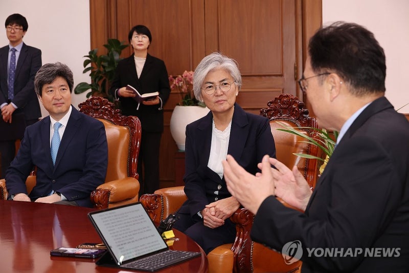 <b>강경화 주미대사</b> 내정자 만난 <b>우원식</b> 국회의장