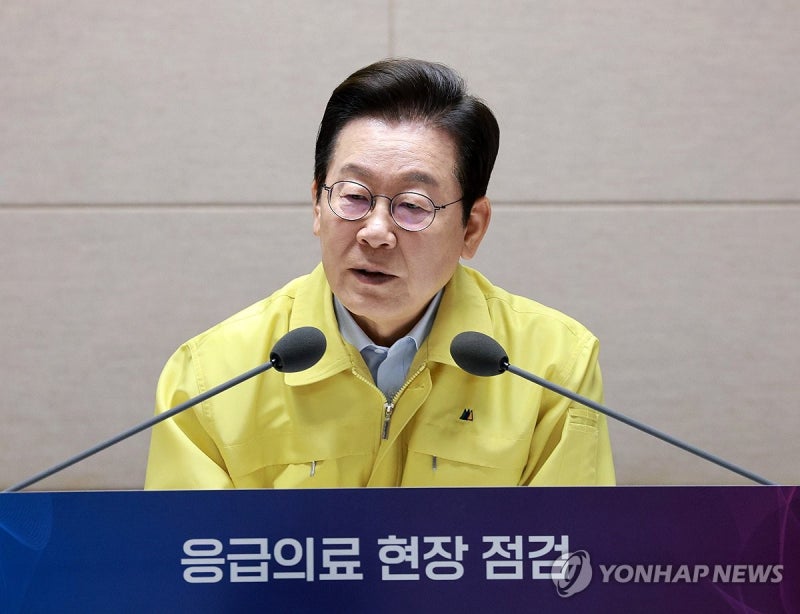 李대통령, <b>응급의료</b>진에 "<b>의료</b>대란서 고생…국민 신뢰도 높다"(종합)