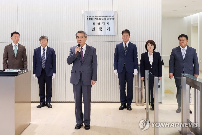 김건희 특검팀 현판식 (서울=연합뉴스) 서대연 기자 = 윤석열 전 대통령 부인 김건희 여사와 관련한 각종 의혹 사건을 수사하는 민중기 특별검사가 2일 서울 종로구 KT광화문빌딩에 마련된 사무실 앞에서 현판 제막을 한