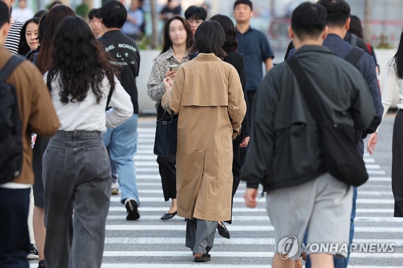 출근길 내륙 중심 짙은 안개…낮 23∼27도 <b>일교차</b> 10도 안팎