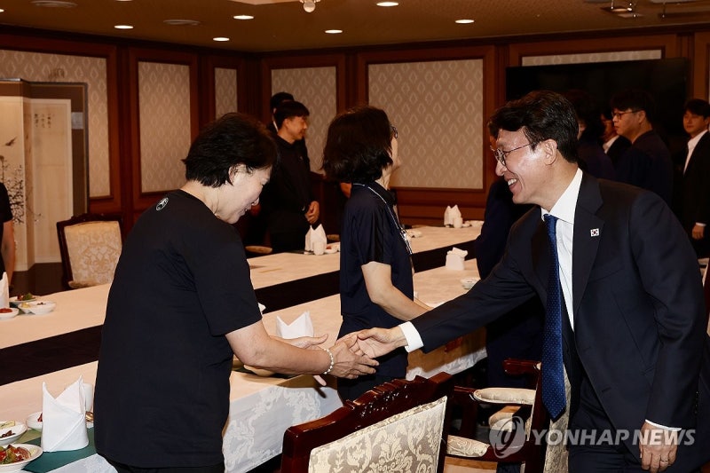 <b>김민석</b> 국무<b>총리</b>, 정부청사 <b>환경실무원 격려</b> 오찬
