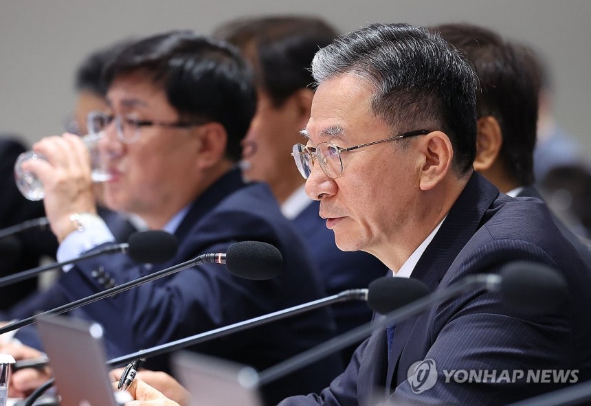 답변하는 정성호 법무부 장관 (서울=연합뉴스) 김도훈 기자 = 정성호 법무부 장관이 30일 용산 대통령실에서 열린 제44회 국무회의에서 이재명 대통령의 질문에 답하고 있다. 2025.9.30 superdoo82@yn