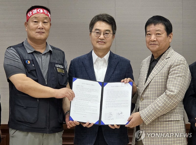 [2보] <b>경기 버스 노사협상</b> 14시간 만에 <b>타결</b>…파업 예고 철회