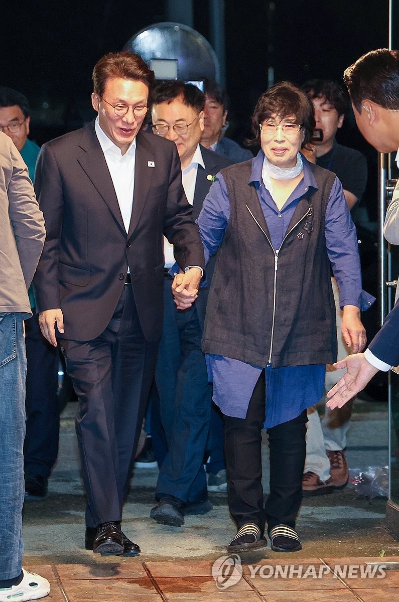 <b>천원 아침 백반</b>집 찾은 <b>김민석</b> 총리