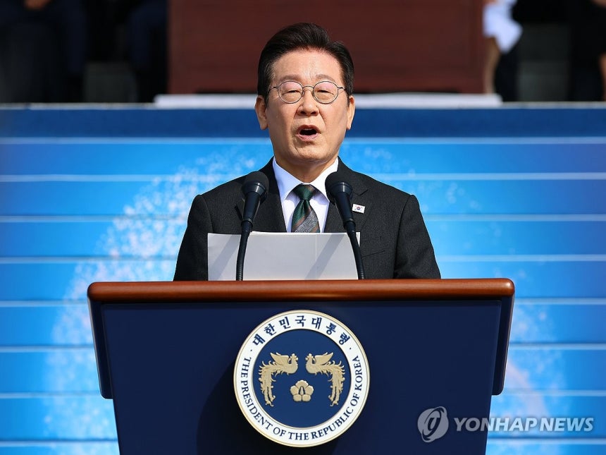 이재명 대통령, 건군 77주년 국군의 날 기념사 (계룡=연합뉴스) 김도훈 기자 = 이재명 대통령이 1일 충남 계룡대 대연병장에서 열린 건군 77주년 국군의 날 행사에서 기념사를 하고 있다. 2025.10.1 supe