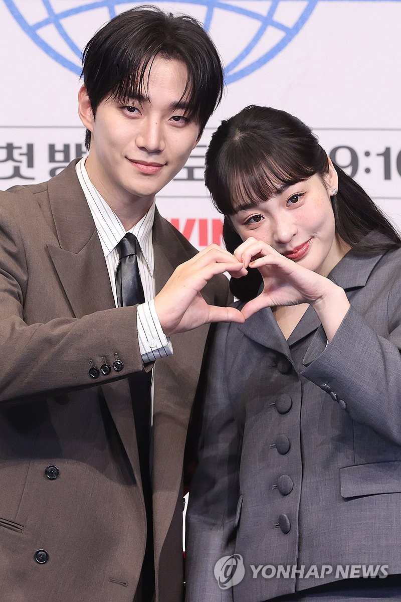 <b>하트</b> 만든 <b>이준호</b>-김민하