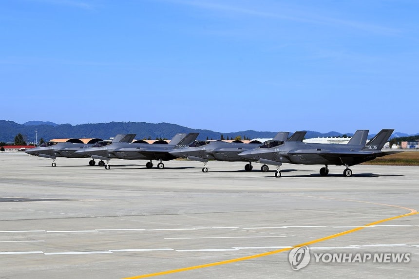 2024 호국 훈련, '적 대규모 공중항체 침투 대응 합동 종합훈련'
(서울=연합뉴스) 공군이 25일 '2024 호국 훈련'의 일환으로 '적 대규모 공중항체 침투 대응 합동 종합훈