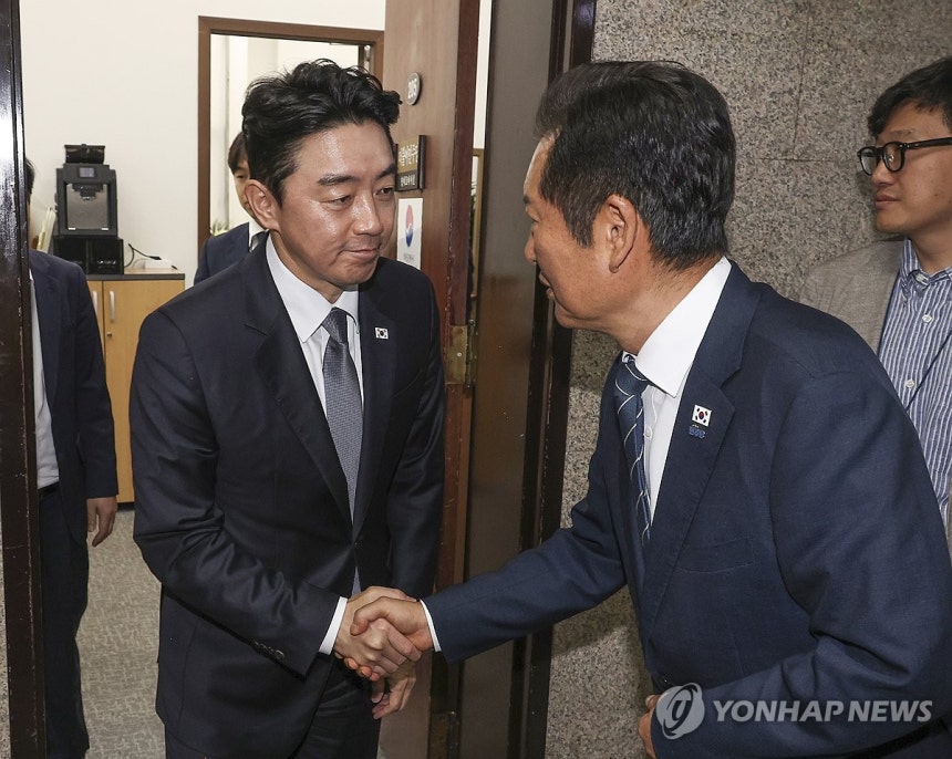 고위 당ㆍ정ㆍ대 회의 마치고 악수하는 정청래와 강훈식 (서울=연합뉴스) 황광모 기자 = 더불어민주당 정청래 대표(오른쪽)와 강훈식 대통령 비서실장이 25일 국회 민주당 대표실에서 금융정책ㆍ감독분리 관련 긴급 고위 당