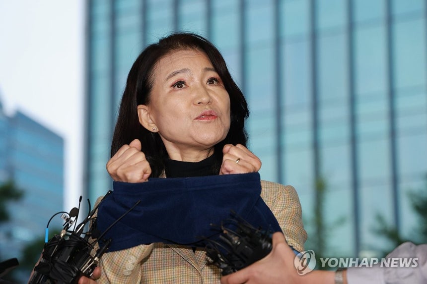 수갑 찬 채 압송되는 이진숙 전 방통위원장 (서울=연합뉴스) 신현우 기자 = 국가공무원법 및 공직선거법 위반 등의 혐의로 체포된 이진숙 전 방송통신위원장이 2일 서울 영등포경찰서로 압송되며 취재진에 발언하고 있다.